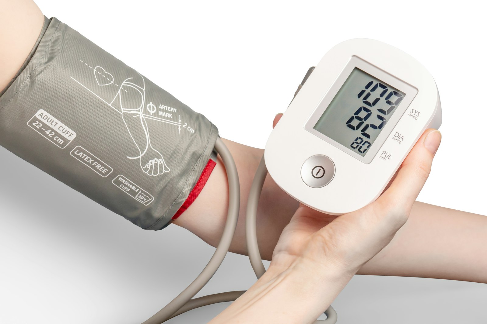 Tensimeter digital dengan manset abu-abu dipakai untuk memantau tekanan darah lansia di rumah